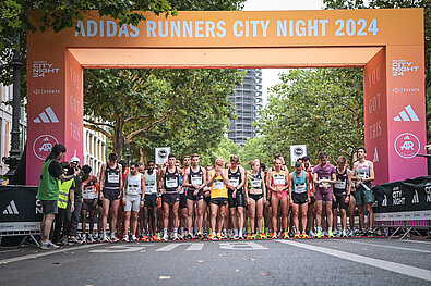 Die Teilnehmenden hinter der Startlinie, kurz vor dem Start der adidas Runners City Night