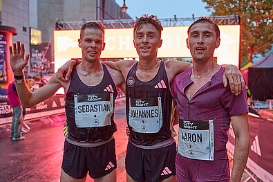 Johannes Motschmann (Marathon Team Berlin) siegt bei der adidas Runners City Night.