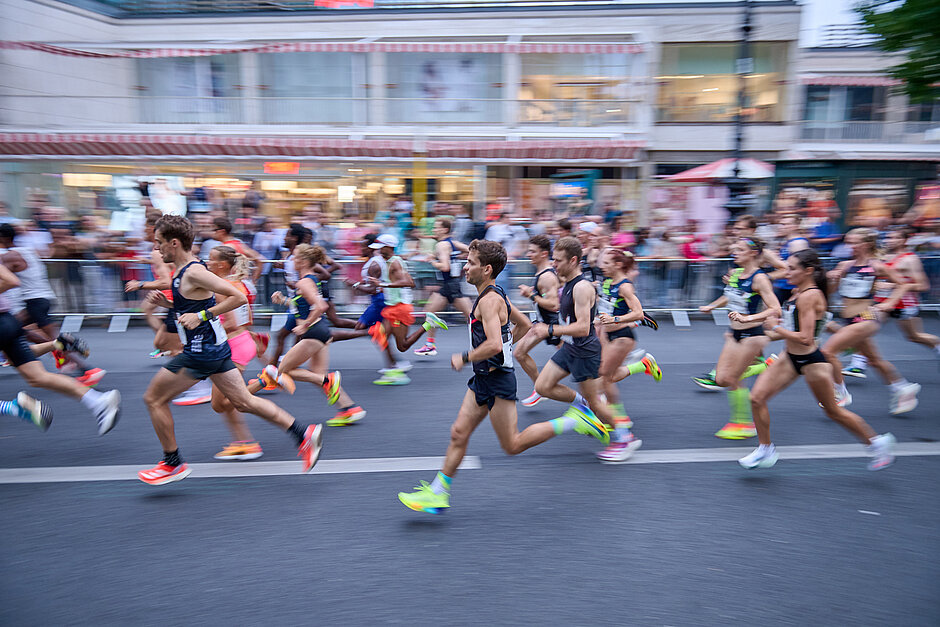 adidas Runners City Night: Läufer:innen auf der Strecke 2024 @ Steffen Hartz